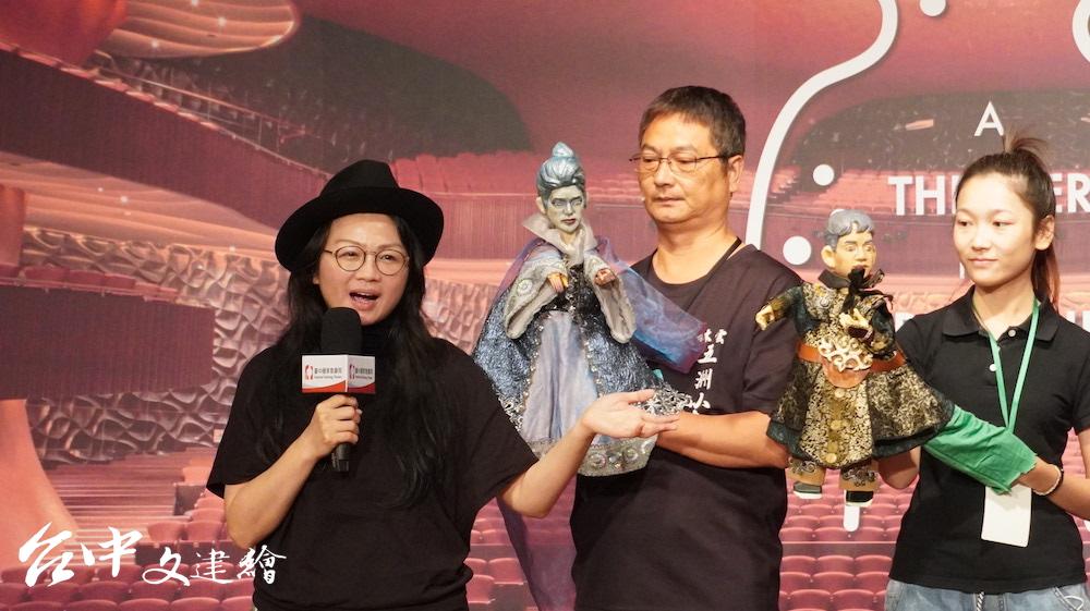 台北偶戲館館長許嘉芬(左一)擔任「魔笛」導演。中為五洲小桃園掌中劇團操偶師陳文哲。(攝影:謝平平)